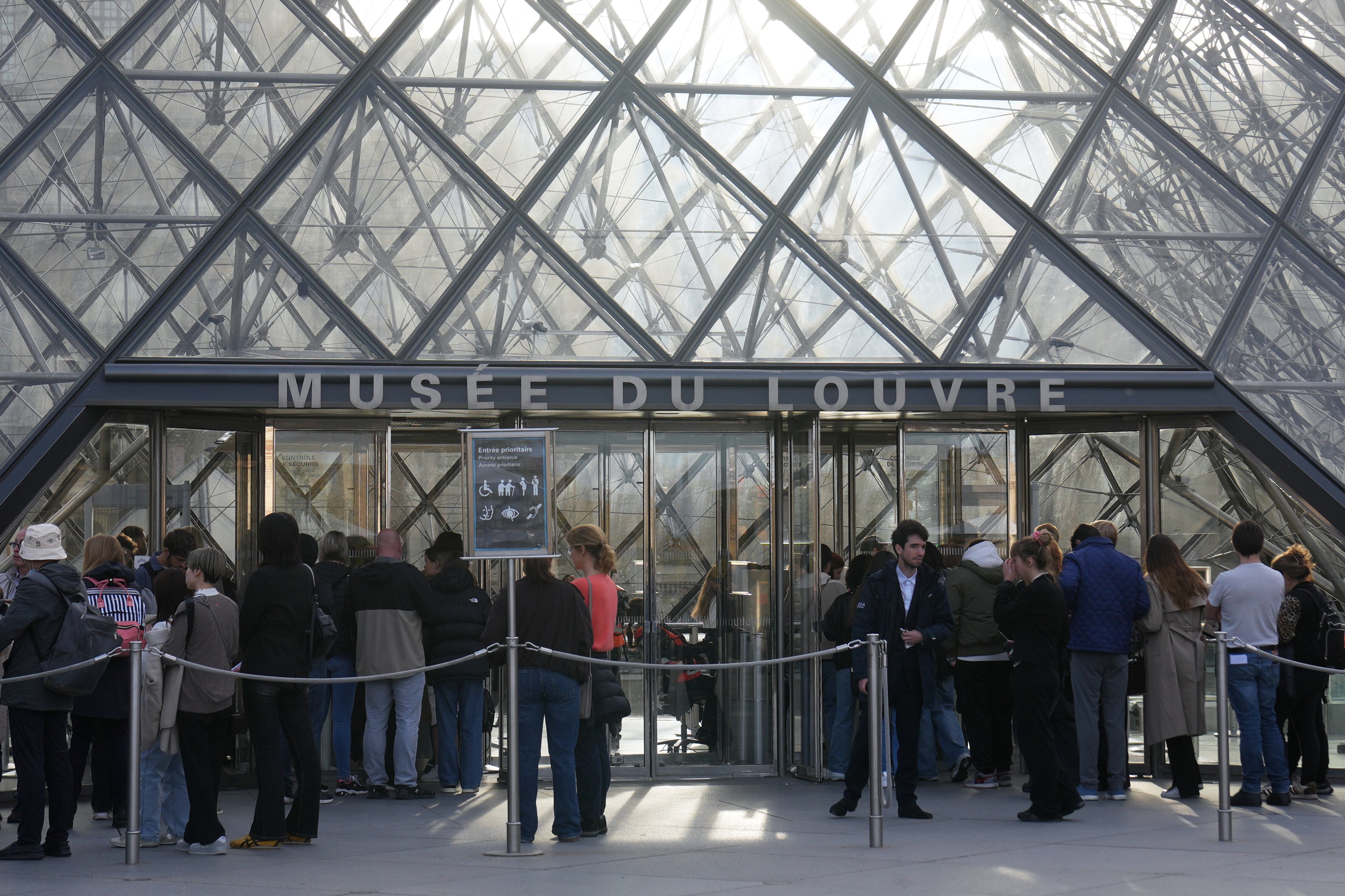 Visitantes en fila para entrar al museo del Louvre tres días después de que joyas históricas fueran robadas en un audaz robo a plena luz del día (Foto: AP/Thibault Camus)