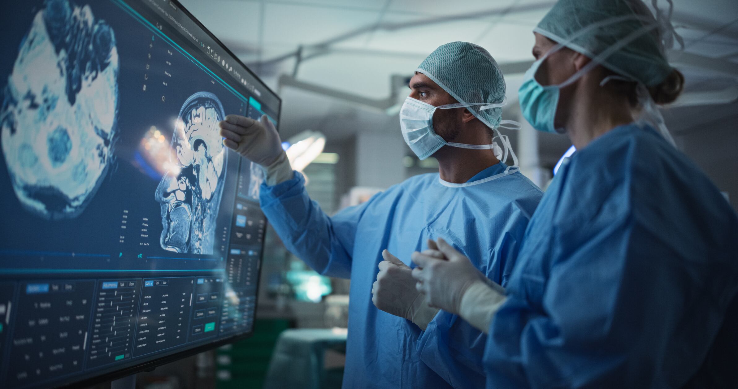 Médicos en un quirófano. (ISTOCK)