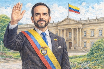 Un hombre con traje oscuro, corbata azul y banda presidencial tricolor, alza su mano derecha frente a un edificio con columnas y una bandera de Colombia.