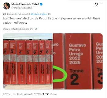 El antecedente citado es la exhibición de diez volúmenes como recopilación de discursos del mandatario, en la que se mencionó a un funcionario y a entidades oficiales, y se dijo que los ejemplares irían a bibliotecas públicas - crédito captura de pantalla @MaríaFdaCabal / X