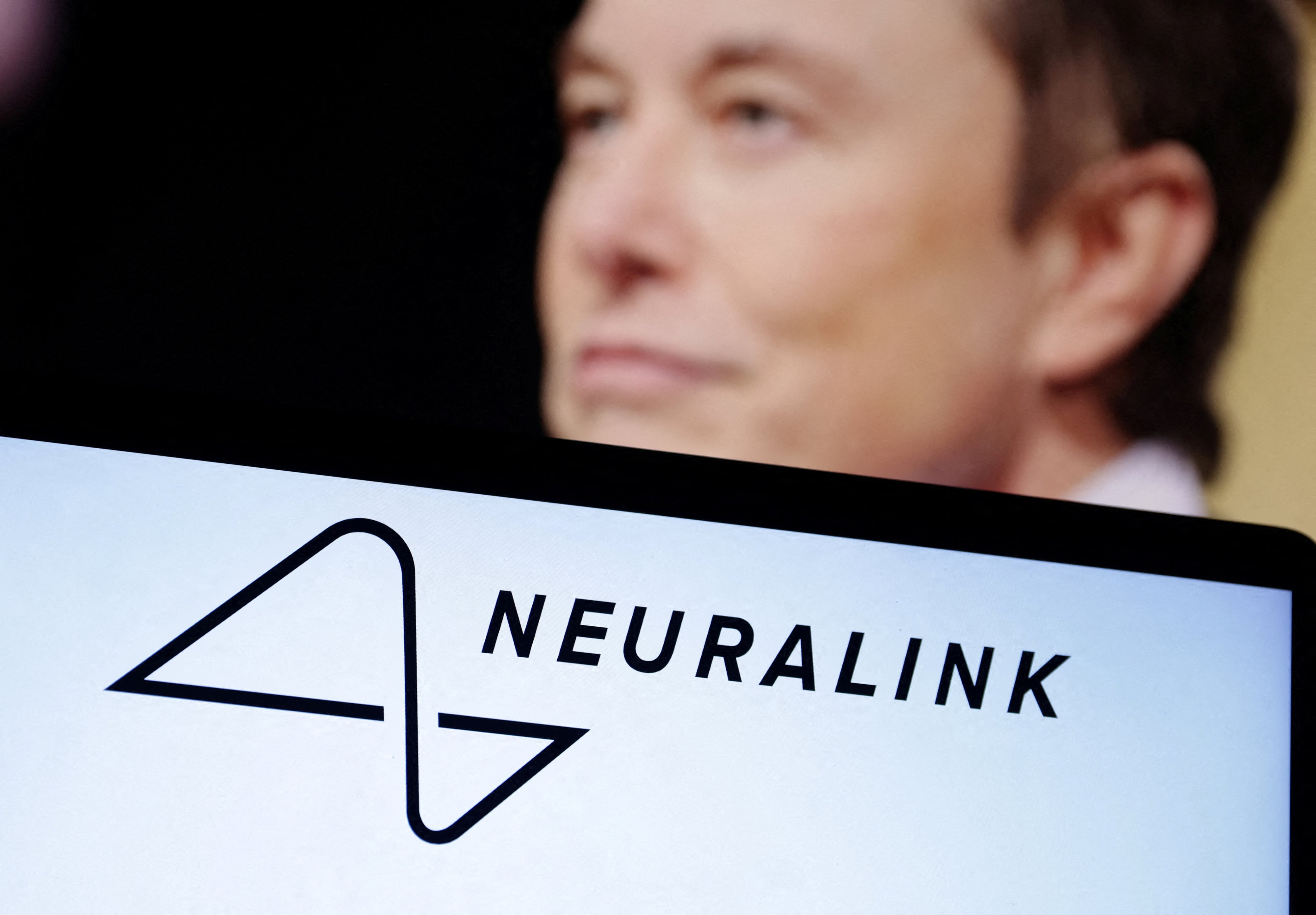 Neuralink publicó un video de 23 segundos en el que un participante del ensayo clínico comunica un mensaje a través de su implante cerebral. (Reuters)