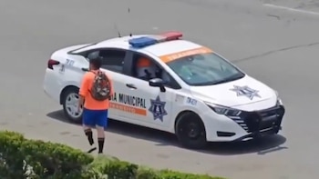 Policía de Ixtapaluca acompaña a ciudadano al cajero automático para recibir “mordida”: lo exhiben en video