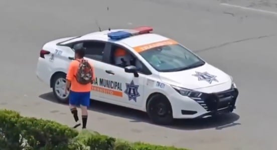Policía de Ixtapaluca acompaña a ciudadano al cajero automático para recibir “mordida”: lo exhiben en video