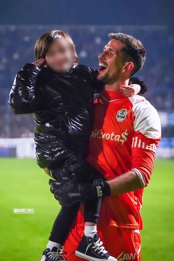 Rodrigo Rey junto a su