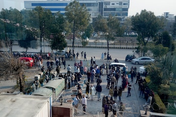 En Pakistán, la población salió a las calles por temor a réplicas tras el temblo (AP Foto/Anjum Naveed)