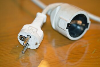 Un enchufe y un conector