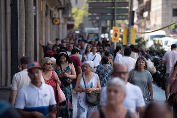 Decenas de personas caminan por