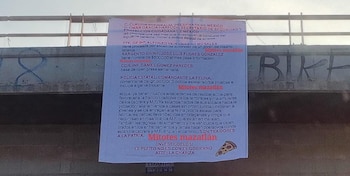 En las mantas se pide a Harfuch y a Sheinbaum, investigar a diversos mandos del Ejército y la Policía Estatal. (X @SOYCINDYBELTRAN)