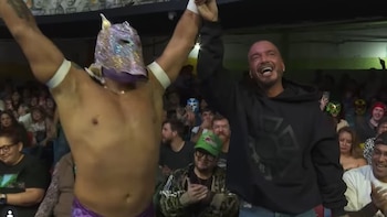 J Balvin sorprende en el ring junto a Esfinge en función de Lucha Libre de la Arena Coliseo