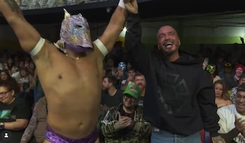 El cantante colombiano J Balvin recibió la máscara de Esfinge, luchador estelar de la CMLL, y subió al ring para interactuar con los luchadores (IG)