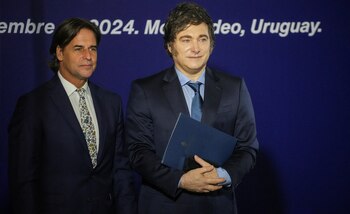 El presidente de Uruguay, Luis Lacalle Pou; junto a su par argentino, Javier Milei (REUTERS/Mariana Greif)