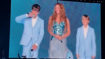Shakira cantó con sus hijos