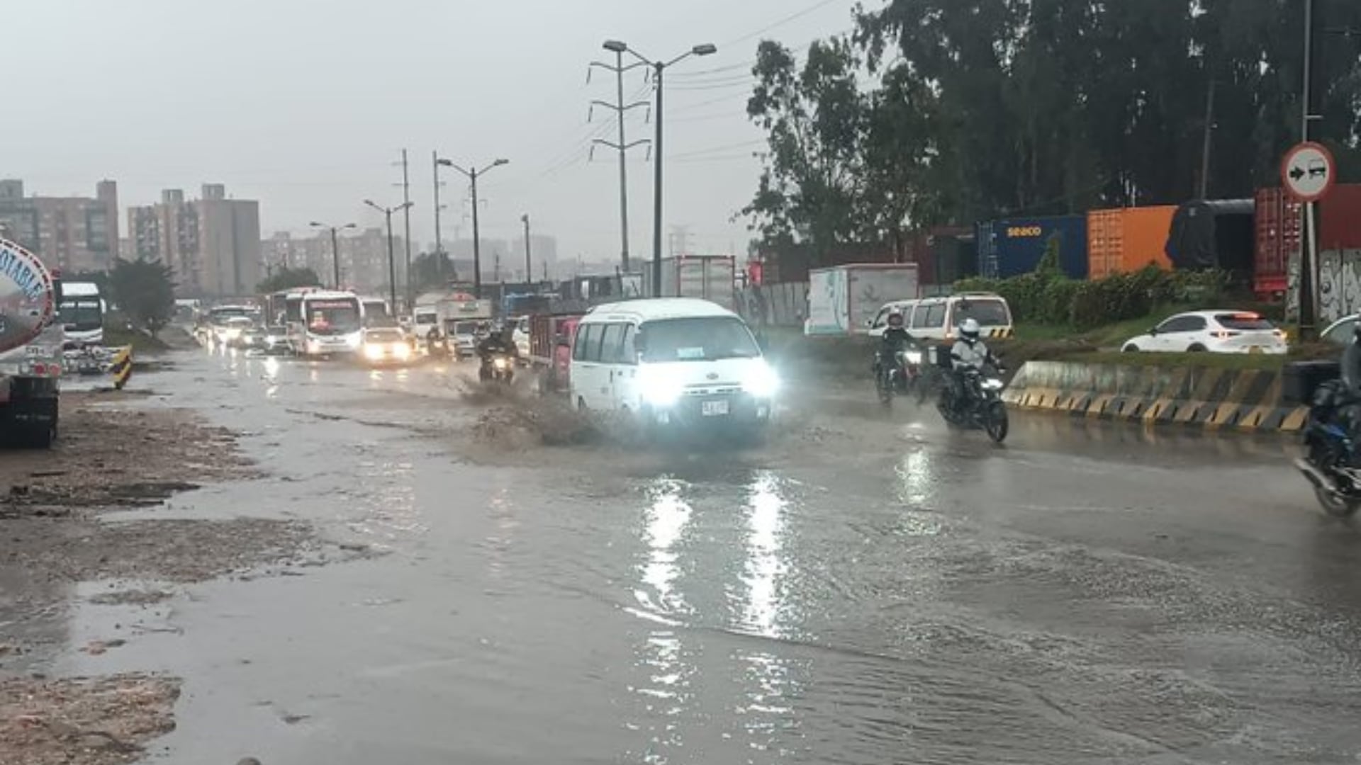 Encharcamientos en Bogotá por fuertes lluvias el 17 de abril de 2026 - crédito @minuto60com/X