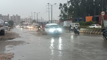 Inundações em Bogotá devido a fortes chuvas em 17 de abril de 2026 - crédito @minuto60com/X