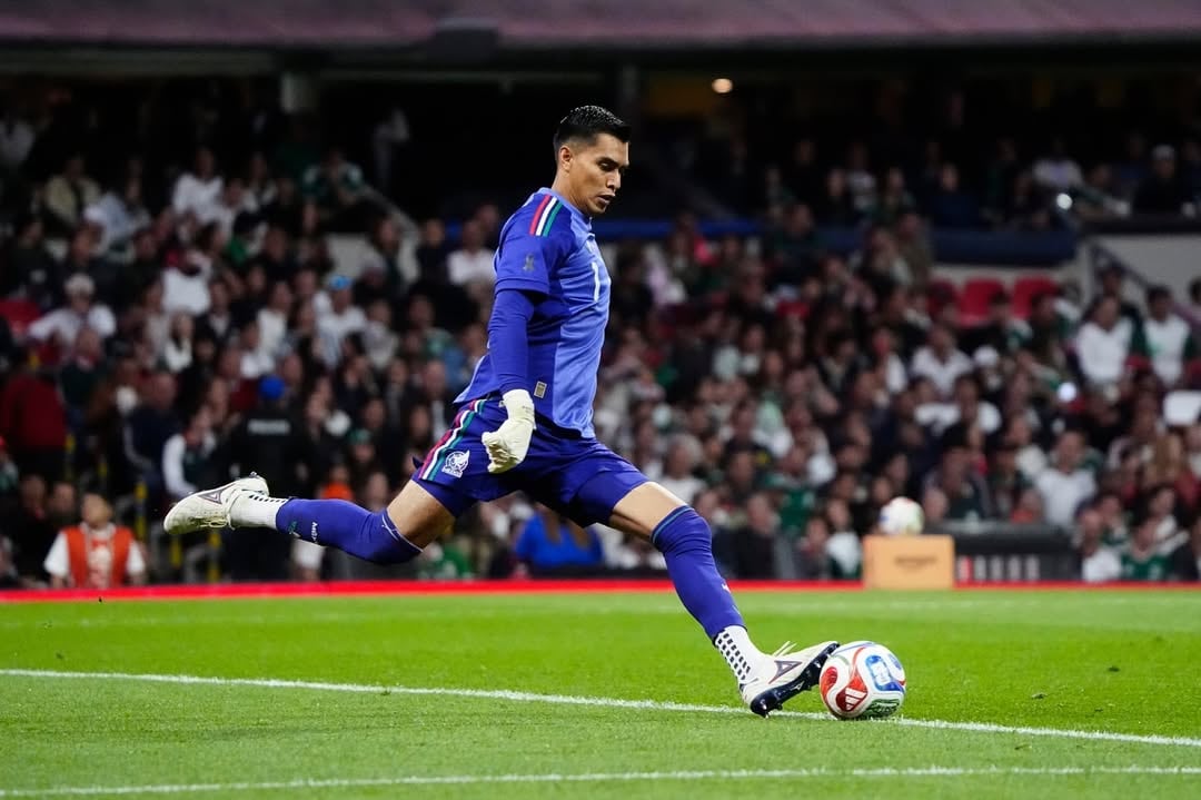 El arquero de Chivas apunta para ser el titular del equipo de Javier Aguirre. (IG Raúl Rangel)