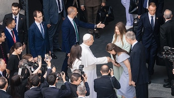 El Rey dice al Papa que "Madrid ha respondido bien" tras recibirlo en Cibeles con "espero que haya descansado"
