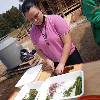 Una estudiante prepara comida para