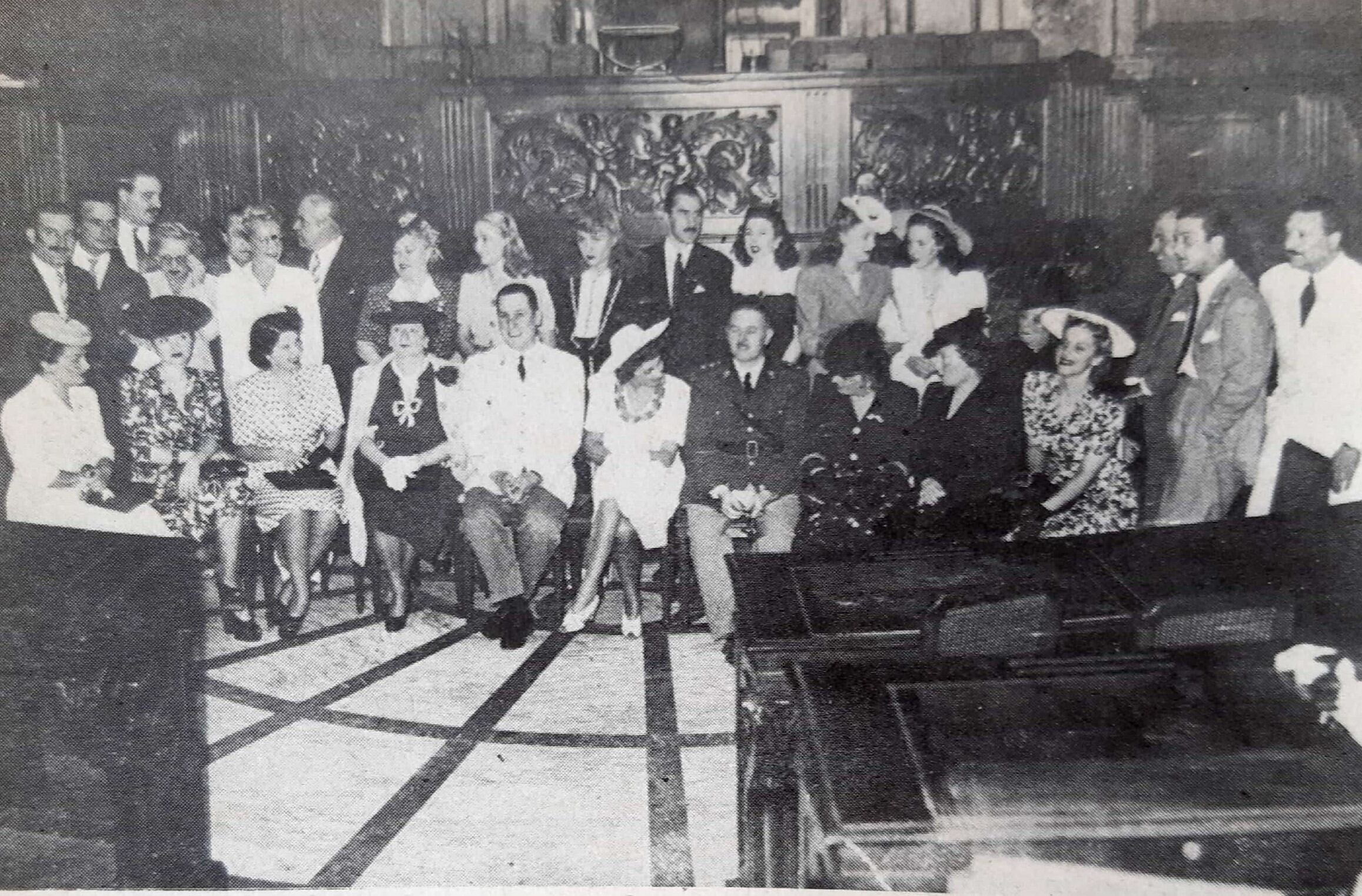 Juan D. Perón, Secretario de Trabajo y Previsión, encabezó la ayuda a la provincia. En la foto, junto a un grupo de actores y actrices, el 29 de enero de 1944