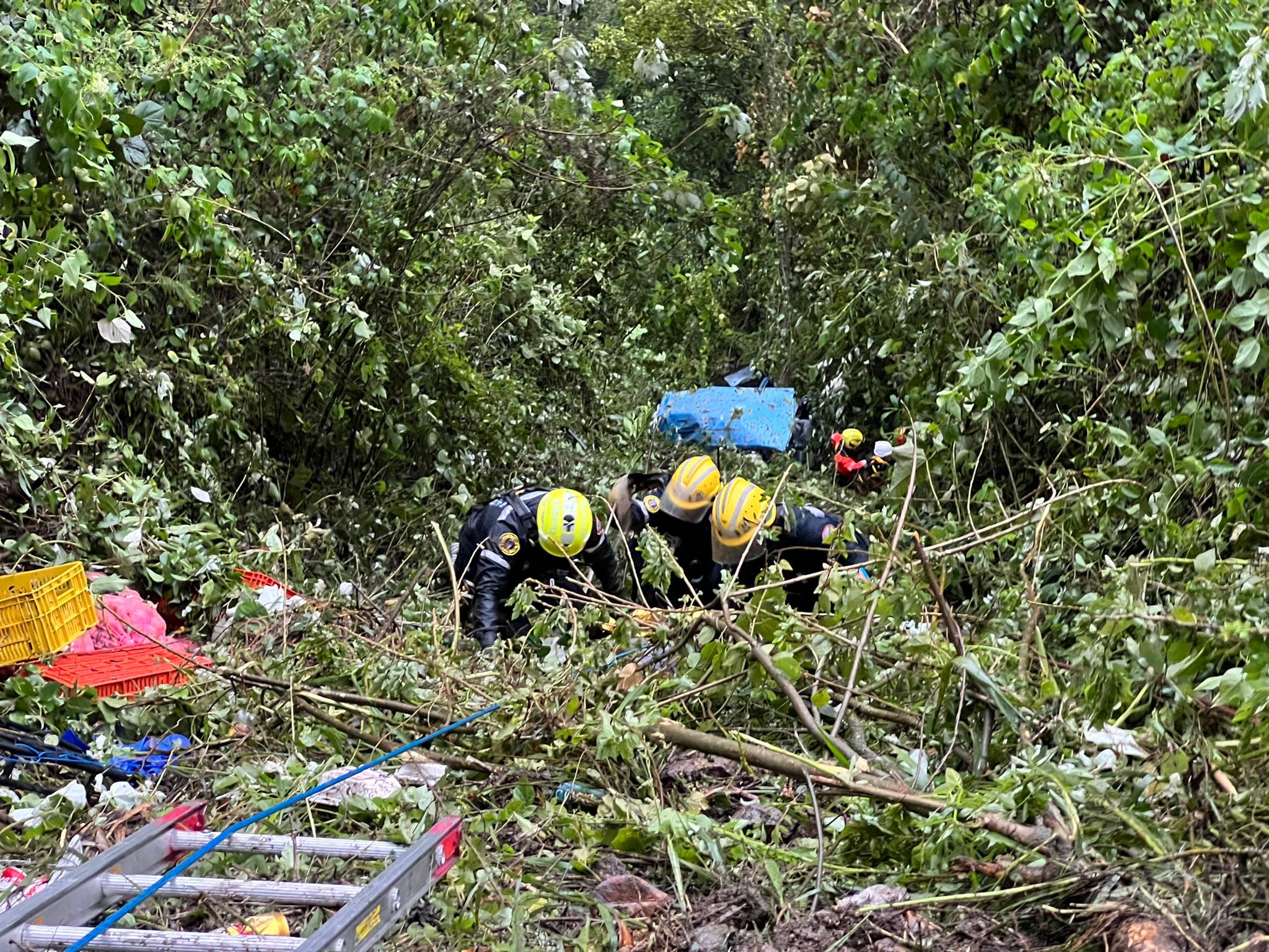 Equipos de emergencia realizaron durante cerca de una hora las labores de rescate en un terreno de difícil acceso tras el accidente en zona rural de Dagua - crédito Dagrd