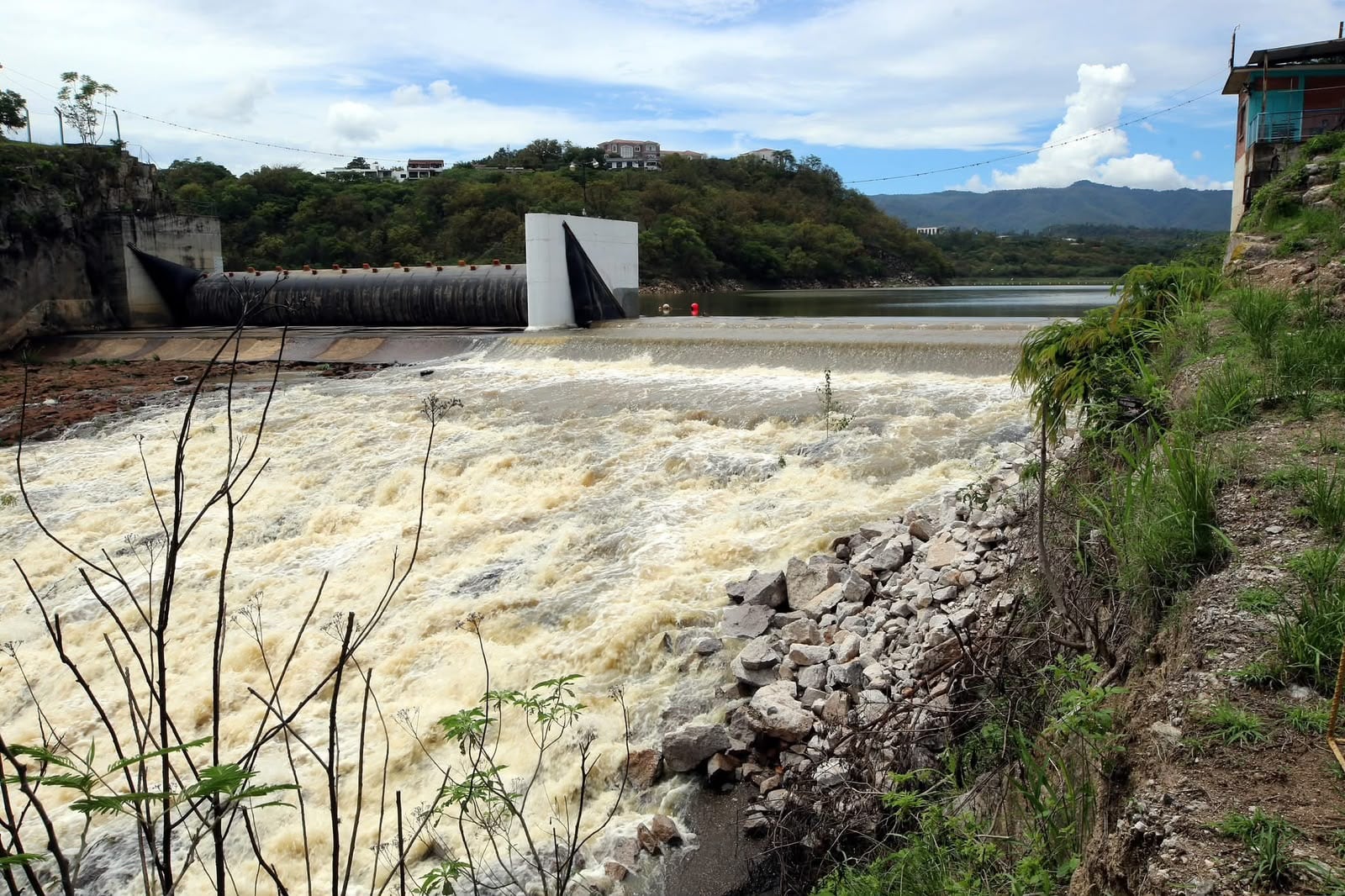 El principal embalse de abastecimiento de la capital registra un almacenamiento del 40.24 % y permanece en la categoría de riesgo alto. (Foto: Cortesía / Facebook)
