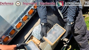 En Huixtla, Chiapas, agentes de seguridad ibcautaron 170 envoltorios de cocaína en dos tanques de combustible en un tráiler Foto: FGR