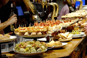 Barra de pintxos en San