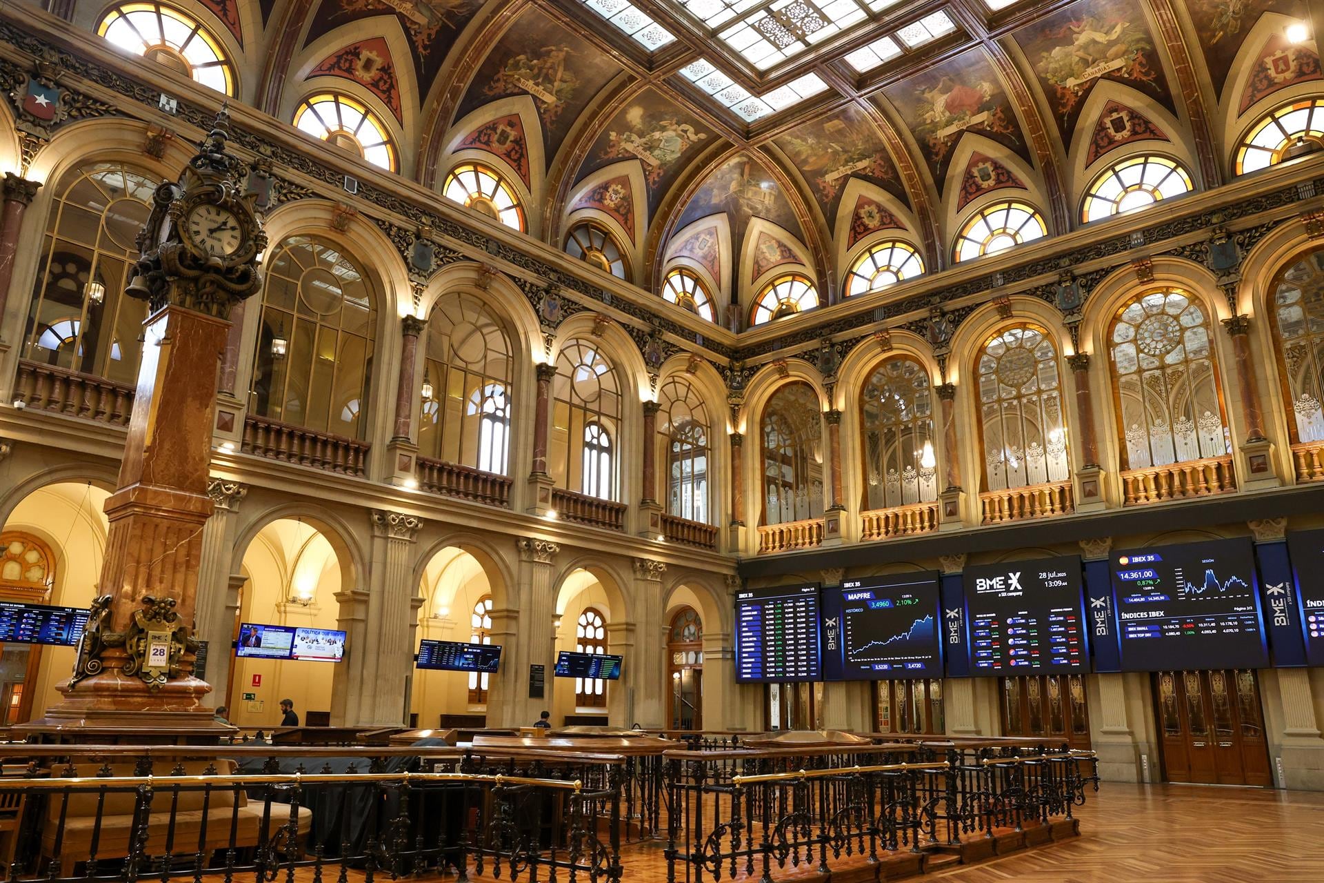 El Ibex 35 alcanza por primera vez en su historia los 18.100 enteros, tras impulsarse un 1,31%