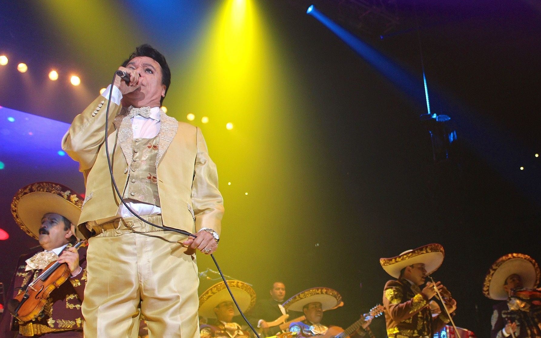 Juan Gabriel fallece el 28 de agosto de 2016, dejando un legado imborrable en la música mexicana y cientos de composiciones (Wikipedia)