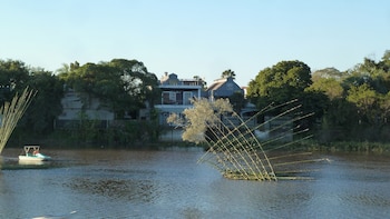 El Río Negro decorado para la ocasión