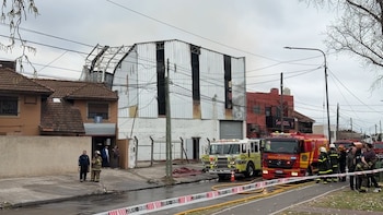 Llamas de 20 metros y una columna de humo negro: los videos del incendió en la fábrica de colchones de Tigre