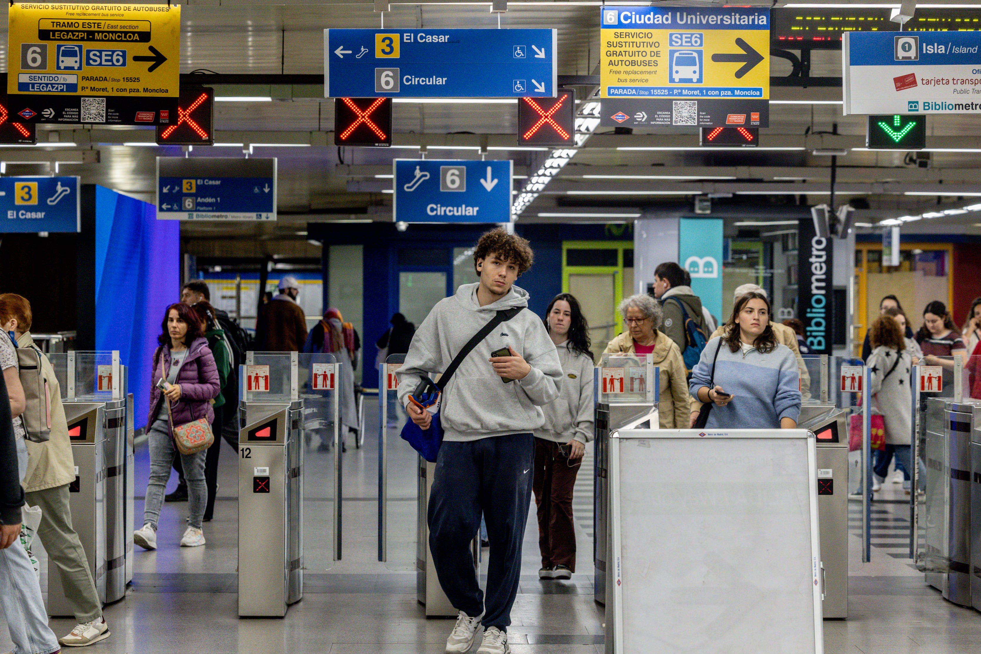 Jóvenes entrando al metro de Madrid (Ricardo Rubio / Europa Press)