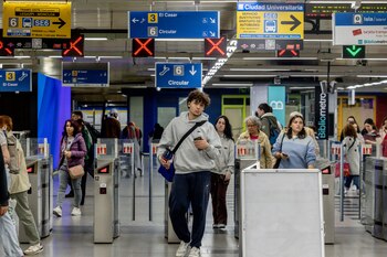 Jóvenes entrando al metro de Madrid. (Ricardo Rubio/Europa Press)