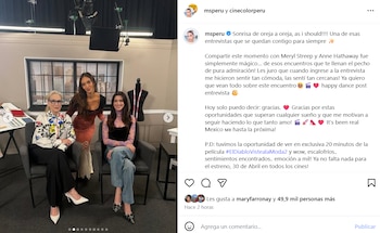 Meryl Streep sentada con blusa blanca y flores, Natalie Vértiz de pie con vestido de punto, y Anne Hathaway sentada con top morado y jeans