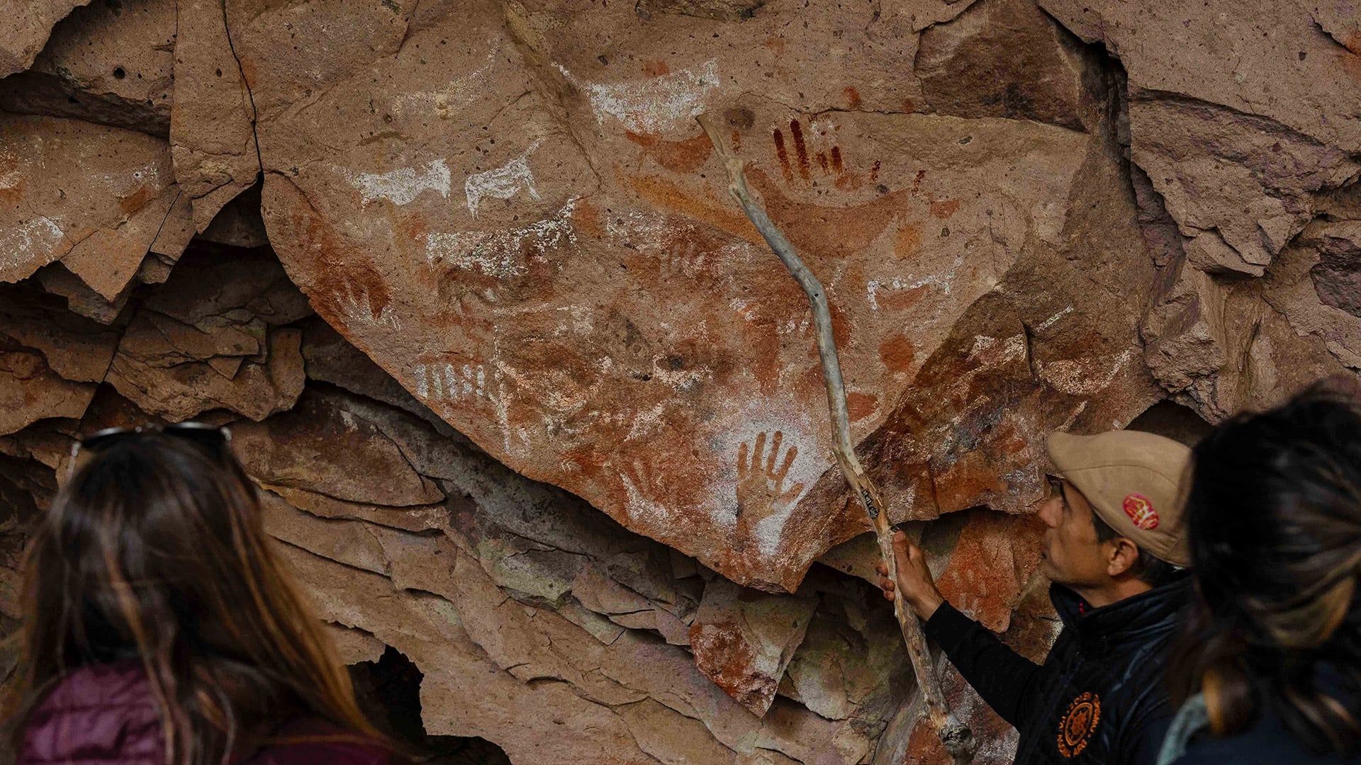 El alero de Charcamata alberga pinturas rupestres, entre las cuales se destaca el principal sustento de los pueblos nómades de la región: el guanaco (Foto/Gustavo Calfin. Rewilding Argentina)