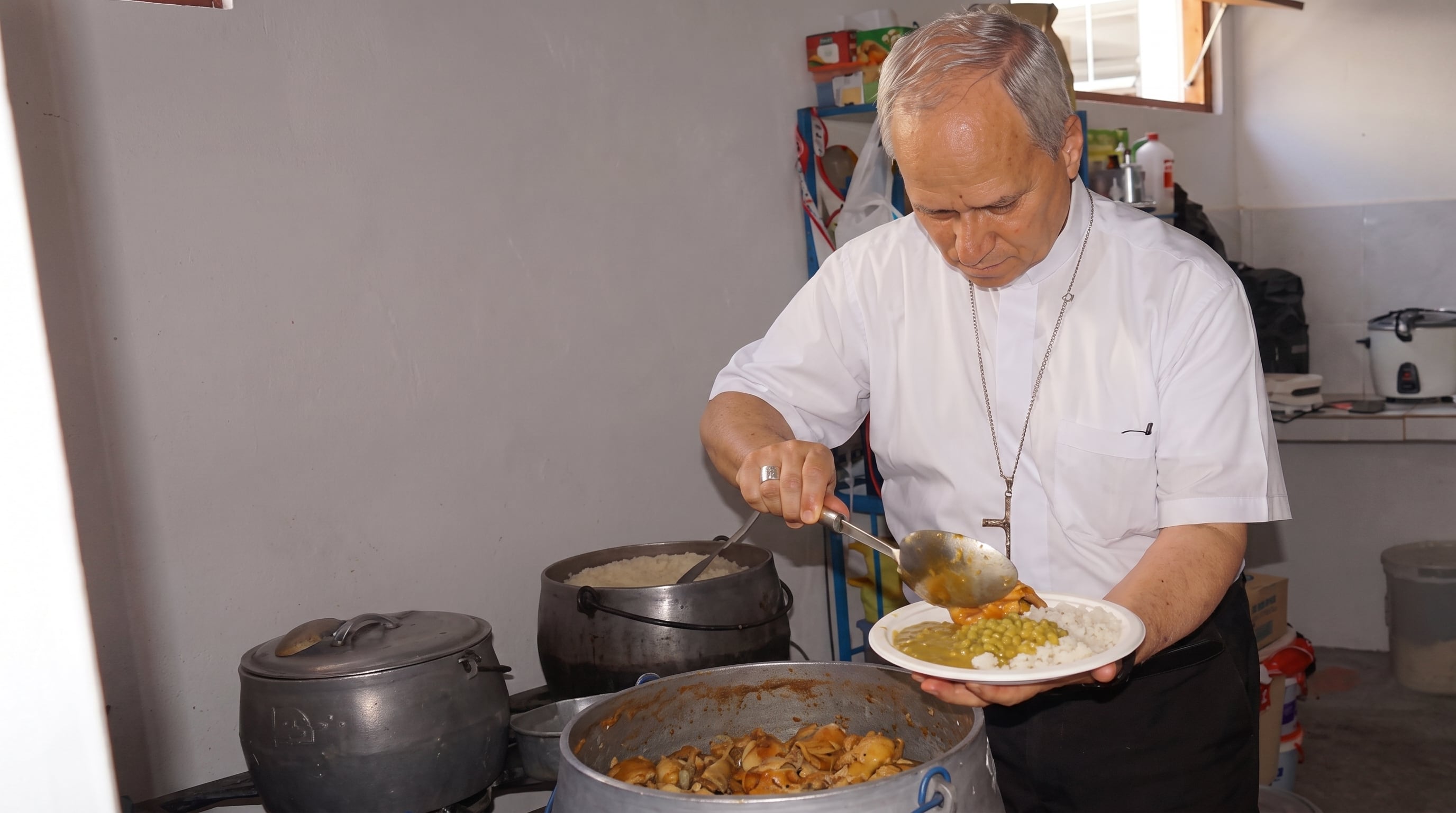 El papa León XIV sirve un plato de comida en una cocina de Chiclayo, Perú, durante su visita pastoral a la región. (Andina Noticias)