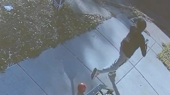 Video muestra cómo un transeúnte, con gran rapidez mental, detiene un autobús escolar descontrolado en St. Paul
