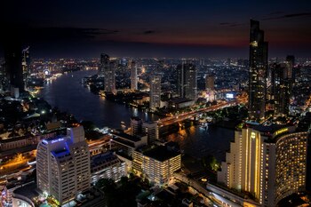 La microescena nocturna de Bangkok
