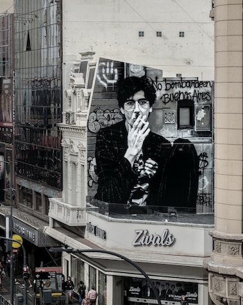 La esquina de Corrientes y Callao, epicentro cultural porteño, celebra la inauguración junto al 55° aniversario de la disquería y librería Zivals (Instagram/ronmuralist)