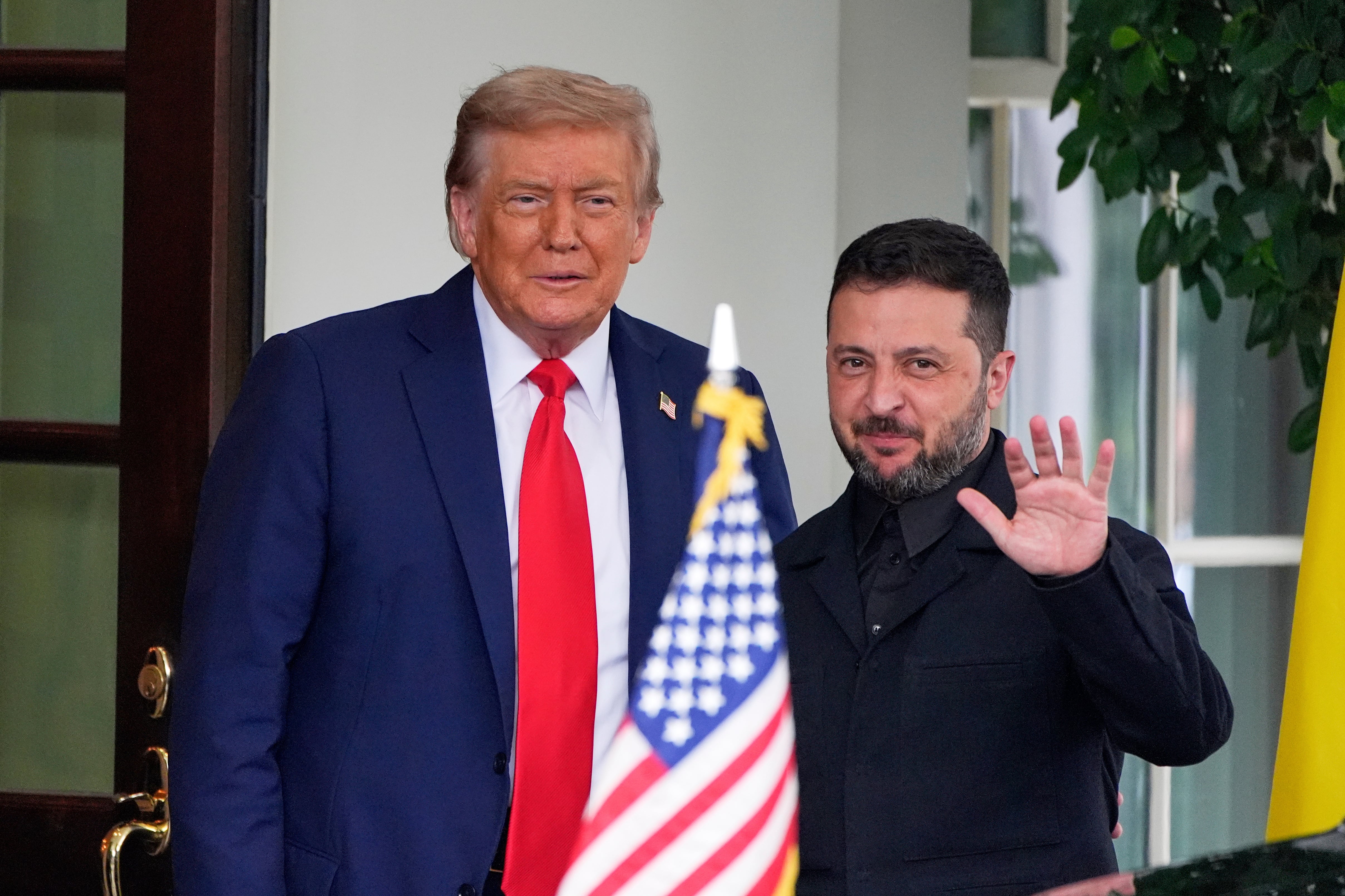 El presidente ucraniano Volodimir Zelensky, posa con su homólogo estadounidense Donald Trump (AP/Alex Brandon/archivo)