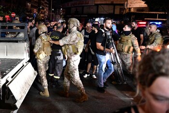 Soldados del ejército llegan cerca