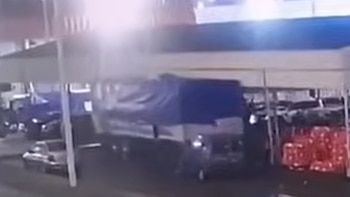 Tragedia en el Mercado Central: una mujer murió arrollada por un acoplado