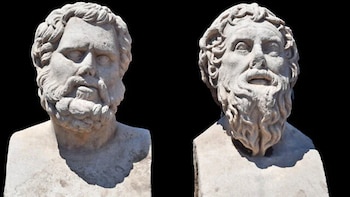 Dos estatuas de mármol de la época romana cerca de Cesarea