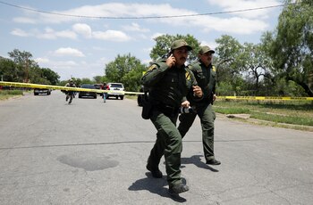 El personal encargado de hacer cumplir la ley sale de la escena de un presunto tiroteo cerca de la Escuela Primaria Robb (REUTERS/Marco Bello)