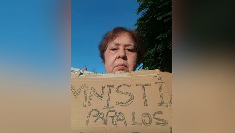 Alina Bárbara López Hernández fue detenida en Cuba cuando salió de su vivienda para manifestarse de forma pacífica y exigir la libertad de los presos políticos. (Cortesía: Redes sociales)