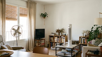 Qué es la ventilación cruzada que recomiendan los expertos en climatización: dos ventiladores pueden refrescar la casa sin aire acondicionado
