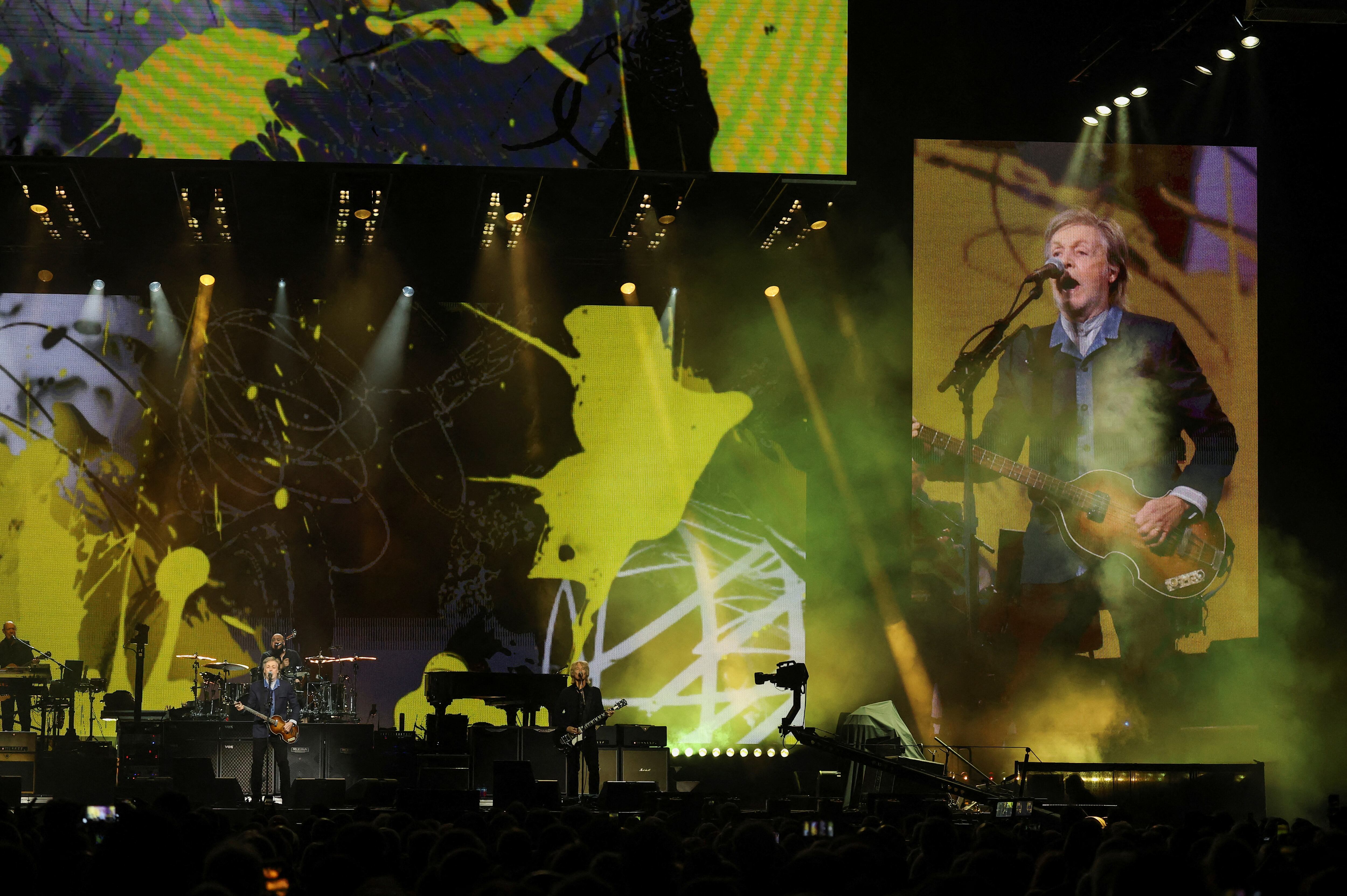 El público ofreció un homenaje espontáneo a Paul McCartney en medio de la actuación de los hermanos Gallagher en el esperado reencuentro de Oasis (REUTERS/Toby Melville)