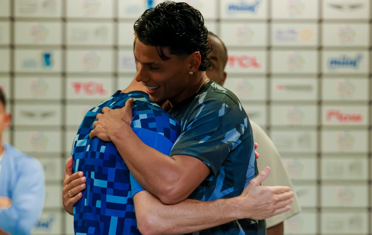 Este fue el abrazo entre Cristiano Ronaldo y Richard Ríos en el camerino - crédito @CrisxRios/X
