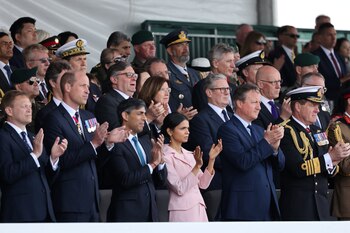 El Secretario de Estado de Defensa de Gran Bretaña, Grant Shapps, William, Príncipe de Gales, el Primer Ministro Rishi Sunak y su esposa Akshata Murty, el líder del Partido Laborista Keir Starmer y el Secretario de Asuntos Exteriores británico, David Cameron, asisten a un acto conmemorativo del 80º aniversario del Día D, en Portsmouth, Gran Bretaña (Jack Hill/REUTERS)