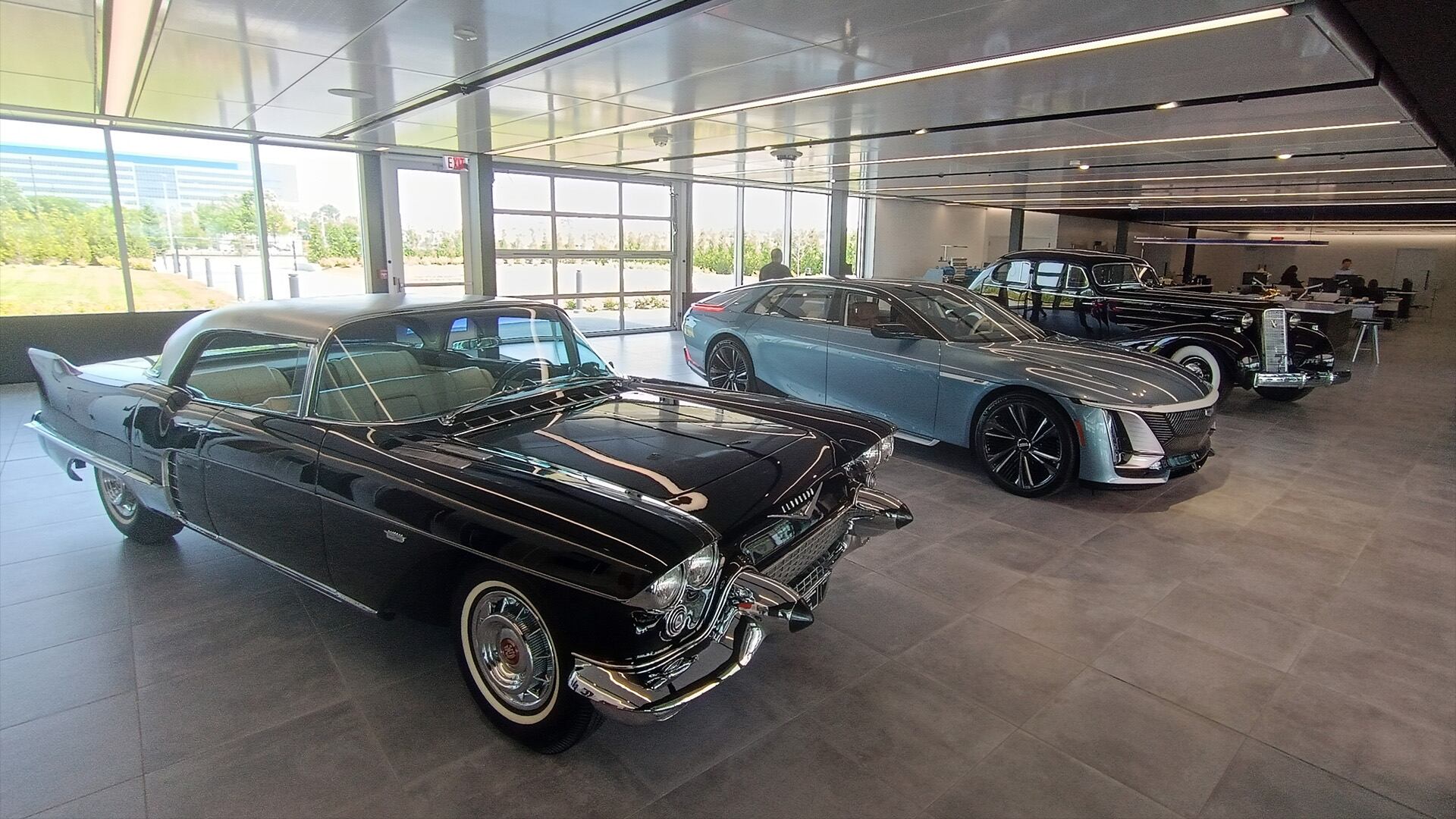 Al fondo un Cadillac Series 90 V16 Aerodynamic Coupé de 1936, en el centro un Celestiq actual eléctrico y adelante un modelo Eldorado Brougham de 1957