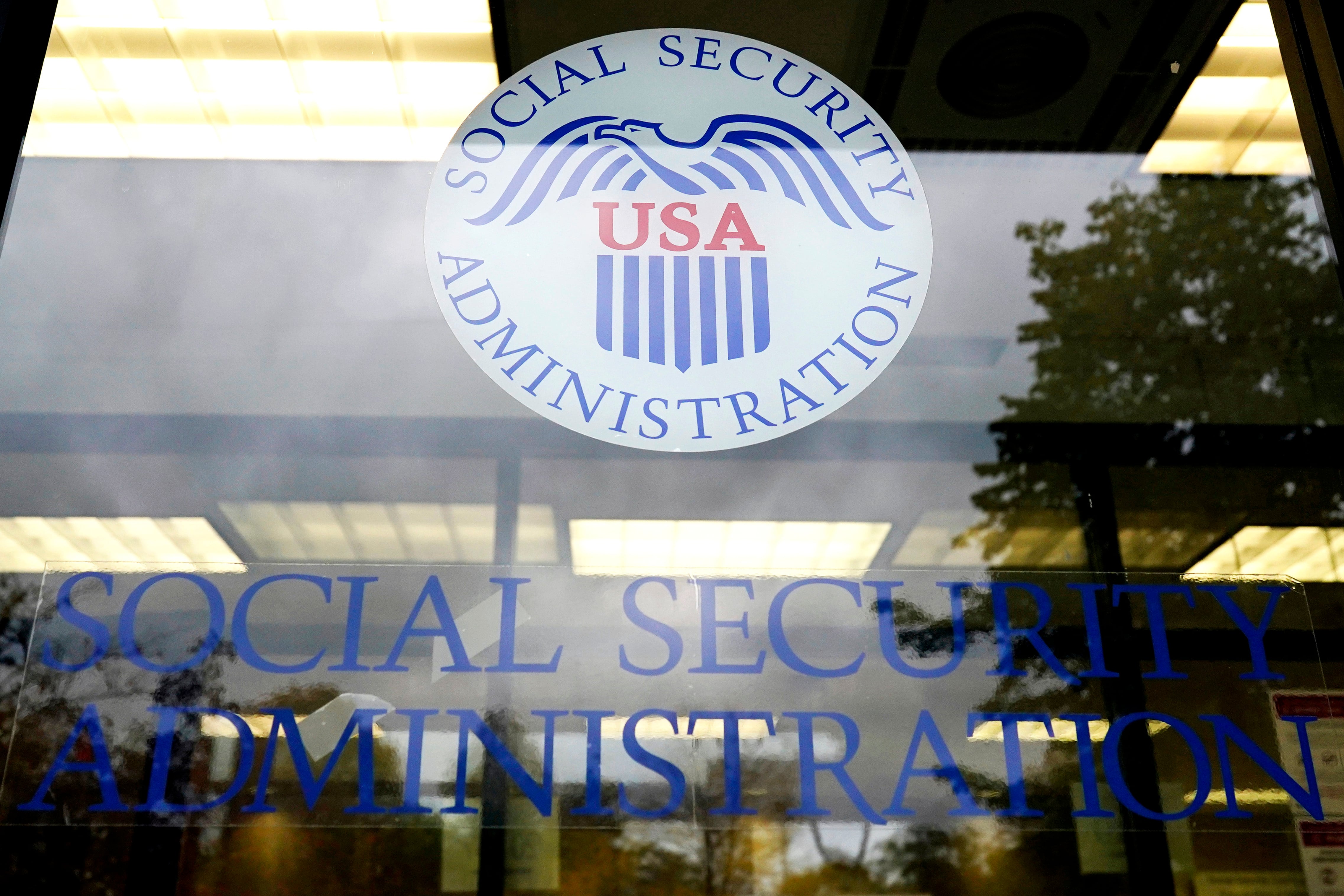 El pago promedio de la Seguridad Social en 2026 será de 2.024,77 dólares mensuales para jubilados y puede alcanzar hasta 5.181 dólares según la edad de retiro. (AP Foto/Nam Y. Huh, Archivo)